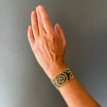 Brazalete Telar Dorado Medio Espirales Plata Pavonada